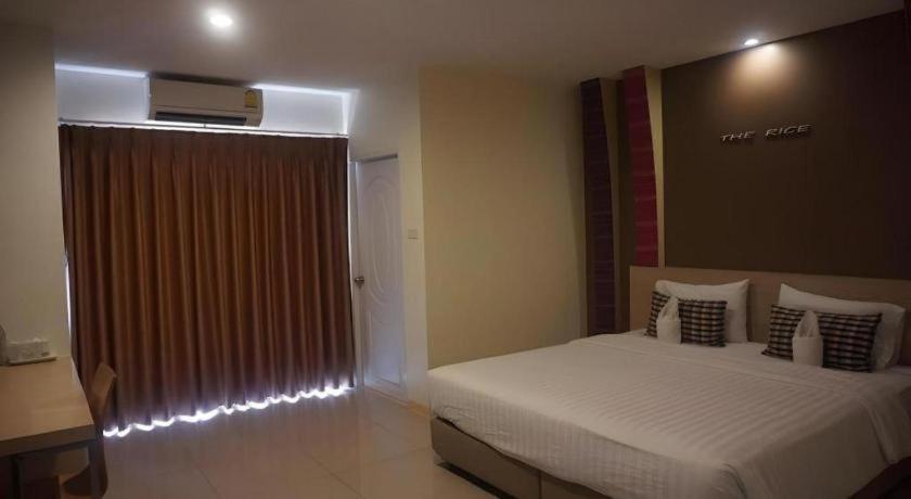 The Rice Hotel Roi Et Extérieur photo